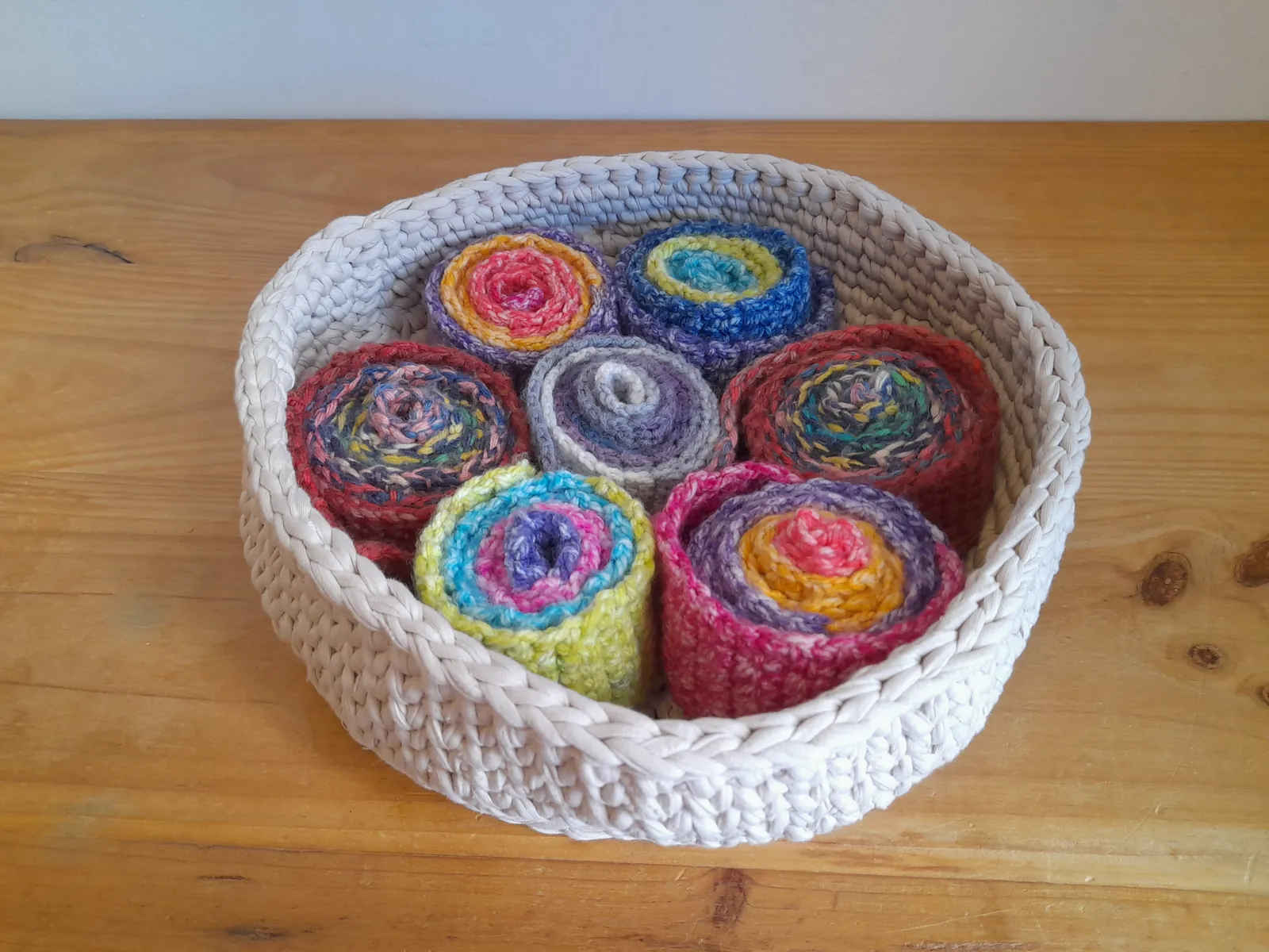 Cistella de ganxet amb madeixes de llana de colors enrotllades